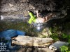 Bouldern unter einem Felsdach mit Crashpads und Lampe