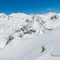 Splitboarder in einem weiten verschneiten Kessel, Phantom-Splitboardbindung
