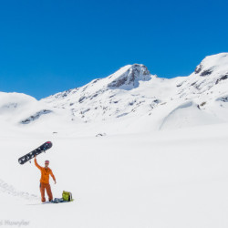 Splitboarder jubelt mit dem Board in der Schneefläche, Phantom-Splitboardbindung