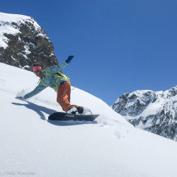 Splitboarder im Schwung unter Felsen, Phantom-Splitboardbindung