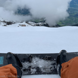 Splitboard mit Bindung im Schnee aus Fahrerperspektive, Phantom-Splitboardbindung