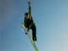 Snowboarder beim Stalefish-Grab in der Luft, 1995