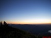 Silhouetten von Personen auf einem Gipfel im Abendrot