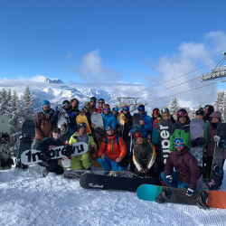 Gruppenfoto mit Snowboards im Skigebiet, SSBS