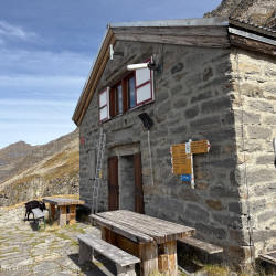 Steinerne Berghütte mit Holzbänken, Via Alta Crio zweiter Teil