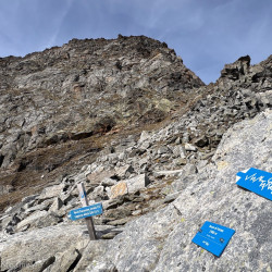 Blau-weisse Alpinwegmarkierungen an einem Grat, Via Alta Crio zweiter Teil