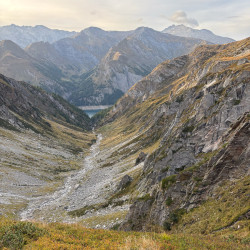 Steiles Bergtal mit Bachbett, Via Alta Crio zweiter Teil