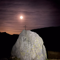 Felsblock mit Gipfelkreuz unter dem Vollmond, Via Alta Crio zweiter Teil