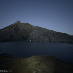 Stausee unter einem Berggipfel in der blauen Stunde, Via Alta Crio zweiter Teil