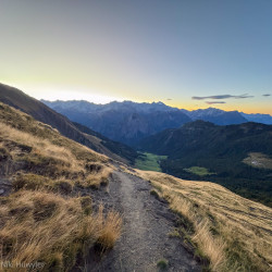 Bergweg über Grashänge mit Blick ins Tal, Via Alta Crio zweiter Teil