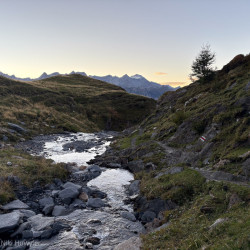 Bergbach mit Felsblöcken in der Abenddämmerung, Via Alta Crio zweiter Teil