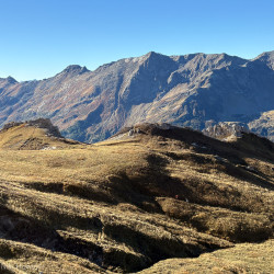 Herbstliche Grashänge vor einer Bergkette, Via Alta Crio zweiter Teil