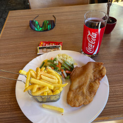 Schnitzel mit Pommes frites und Cola nach der Etappe, Via Alta Crio zweiter Teil