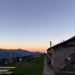 Berghütte mit Solarpanel in der Morgendämmerung, Via Alta Crio