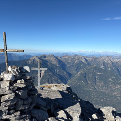 Gipfelkreuz auf einem Steinmann über dem Tessin, Via Alta Crio