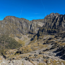 Felsiges Bergmassiv über einem Hochtal, Via Alta Crio