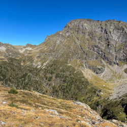 Bergkessel mit Felswänden unter blauem Himmel, Via Alta Crio