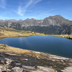 Bergsee mit Spiegelung vor einer Gipfelkette, Via Alta Crio