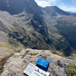 Gipfelbuch-Box und Schild auf einem Felsen, Via Alta Crio