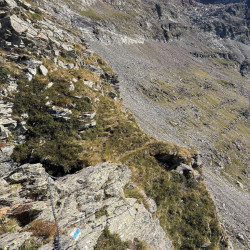 Steile Felsflanke über einem tiefen Tal, Via Alta Crio