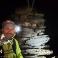 Nächtliches Selfie mit Stirnlampe neben einem Steinmann, Via Alta Crio