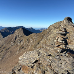 Felsgrat mit Steinmann im Tessiner Panorama, Via Alta Crio