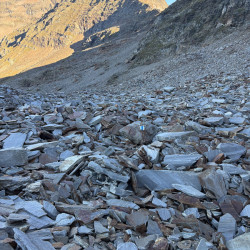 Geröll- und Schieferhang unter einem Gipfel, Via Alta Crio