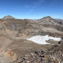Kargrat mit Schneefeld in der Hochgebirgslandschaft, Via Alta Crio