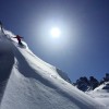 Snowboarder in steilem Gelände unter der Sonne