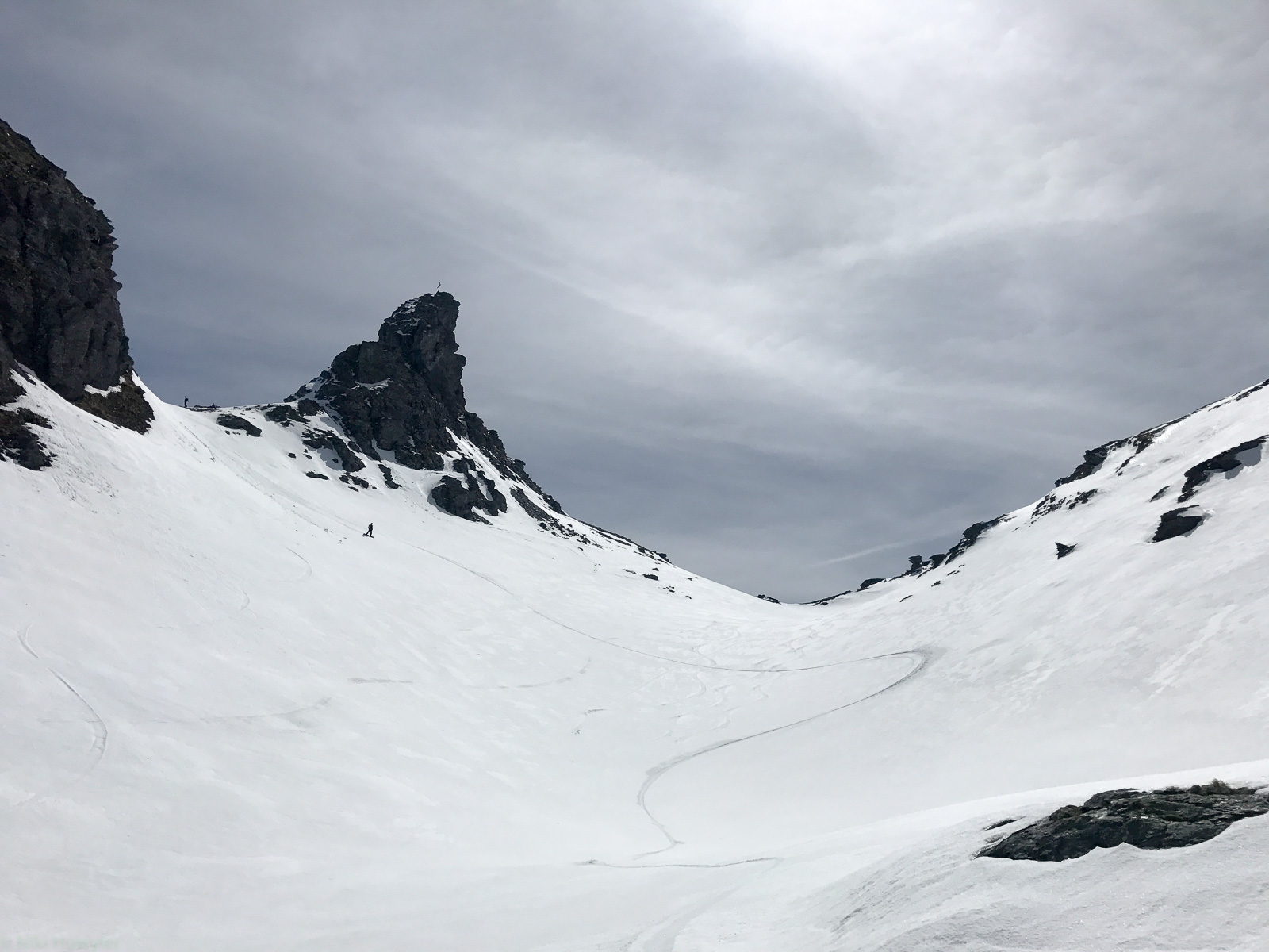Verschneites Bergtal unter Felszacken, Jahresrückblick 2017