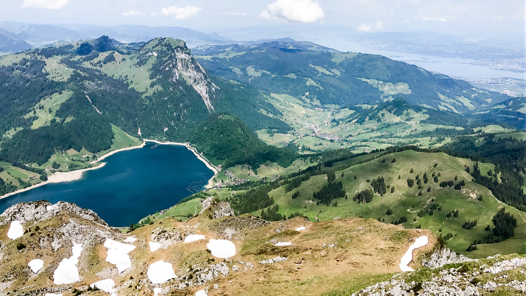 Bergsee zwischen grünen Hügeln von oben, Jahresrückblick 2017