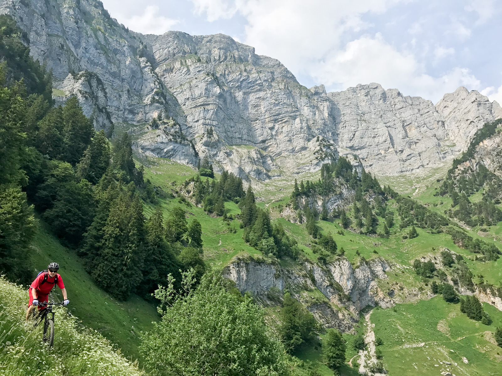 Mountainbiker auf einem Trail unter Felswänden, Jahresrückblick 2017