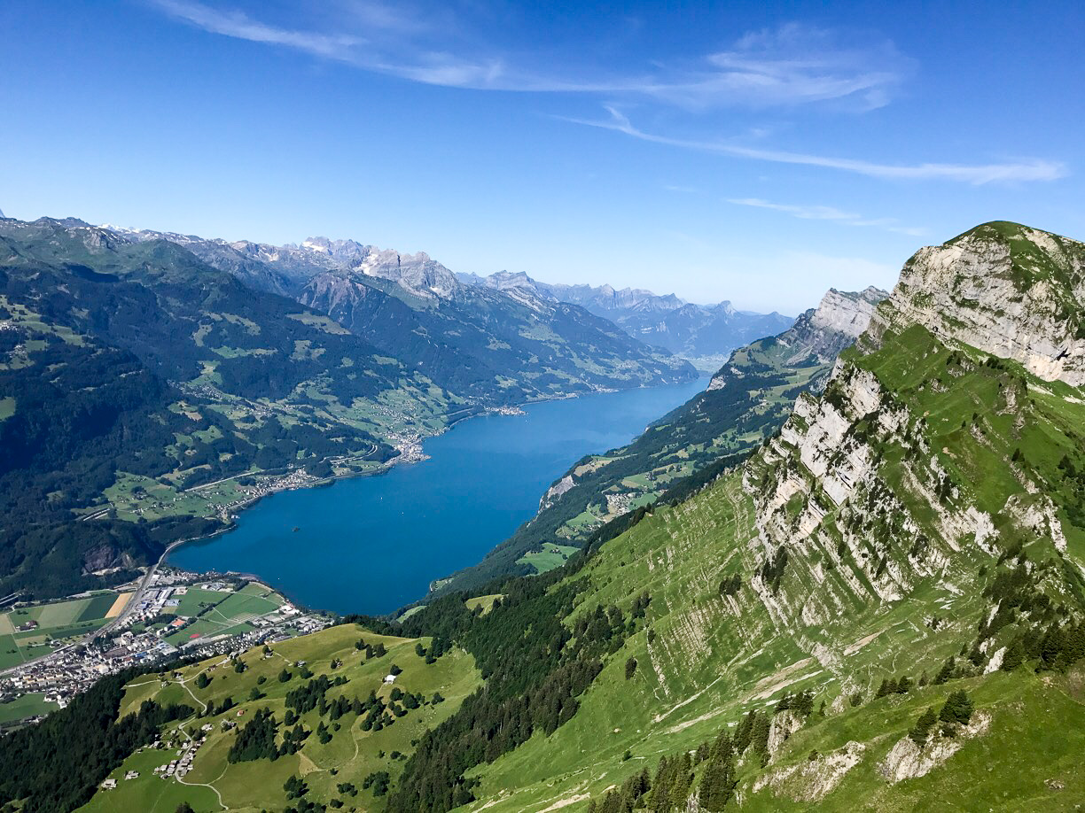 Blick über grüne Hänge auf den Walensee, Jahresrückblick 2017
