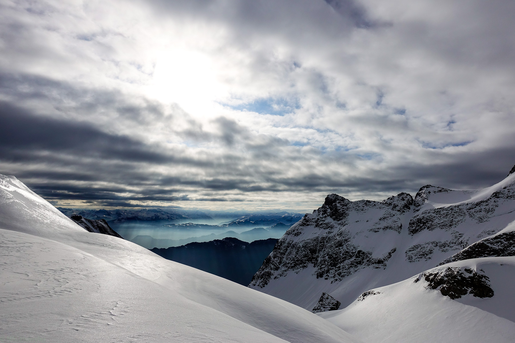 Verschneite Gipfel unter dramatischen Wolken, Jahresrückblick 2017