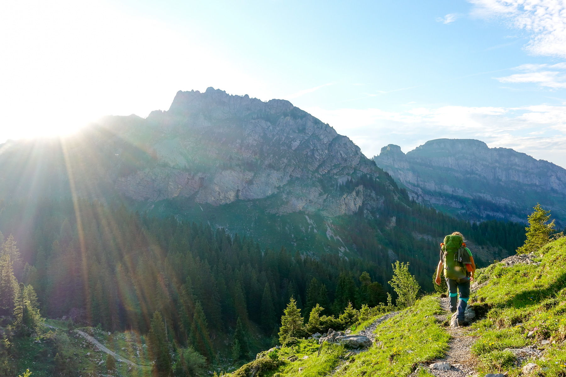 Wanderer auf einem Bergweg im Gegenlicht, Jahresrückblick 2017