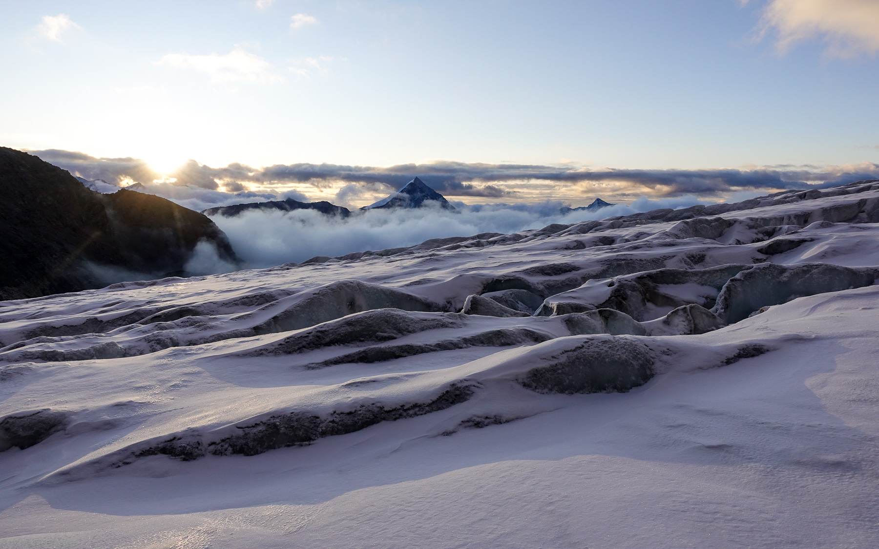 Sonnenaufgang über dem Nebelmeer auf einem verschneiten Gipfel, Jahresrückblick 2017