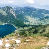Bergsee zwischen grünen Hügeln von oben, Jahresrückblick 2017