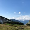 Alpweide unter Felswänden im Sonnenlicht, Jahresrückblick 2017