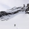 Skitourengänger in einer weiten Schneefläche unter Felsen, Jahresrückblick 2017