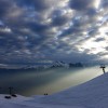 Sonnenstrahlen durch Wolken über einem Skigebiet, Jahresrückblick 2017