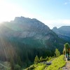 Wanderer auf einem Bergweg im Gegenlicht, Jahresrückblick 2017