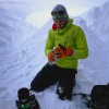 Splitboarder in gelber Jacke kniet im Schnee, Jahresrückblick 2018
