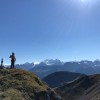 Zwei Personen auf einem Gipfel vor den Alpen, Jahresrückblick 2018