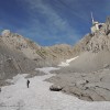 Wanderer im Schneefeld unterhalb des Säntis, Alpstein