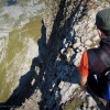 Bergsteiger mit Rucksack auf einem schmalen Felsband, Alpstein