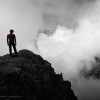 Silhouette eines Bergsteigers über einem Wolkenmeer, Alpstein