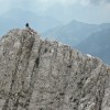 Bergsteiger auf einem Felsgipfel im Dunst, Alpstein