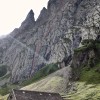 Alphütte unter gezackten Felstürmen, Alpstein