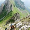Zwei Bergsteiger im Aufstieg über Gras und Fels, Alpstein