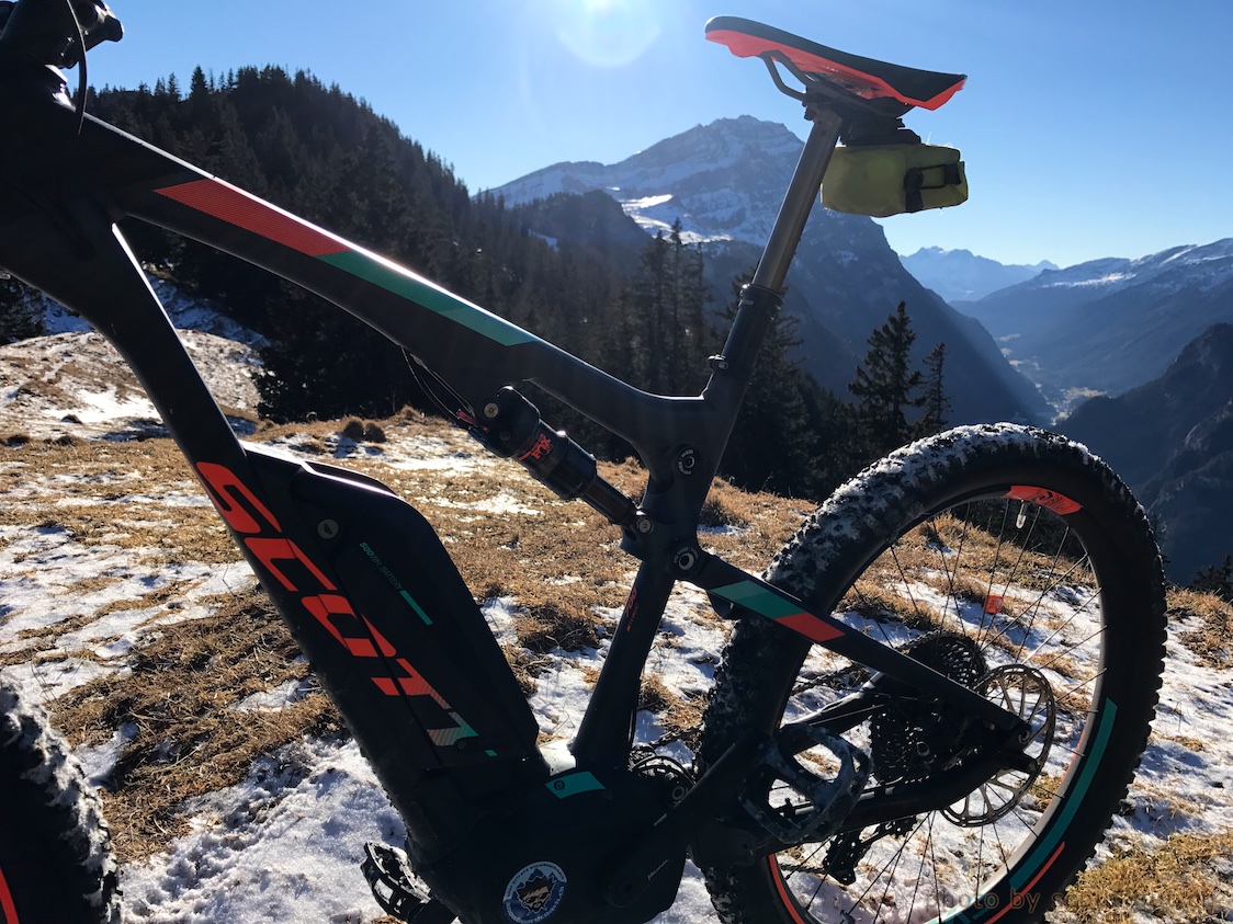 E-Mountainbike vor Bergpanorama